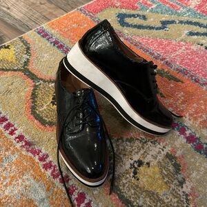 Womens Abound patent leather platform Oxford. Size 8